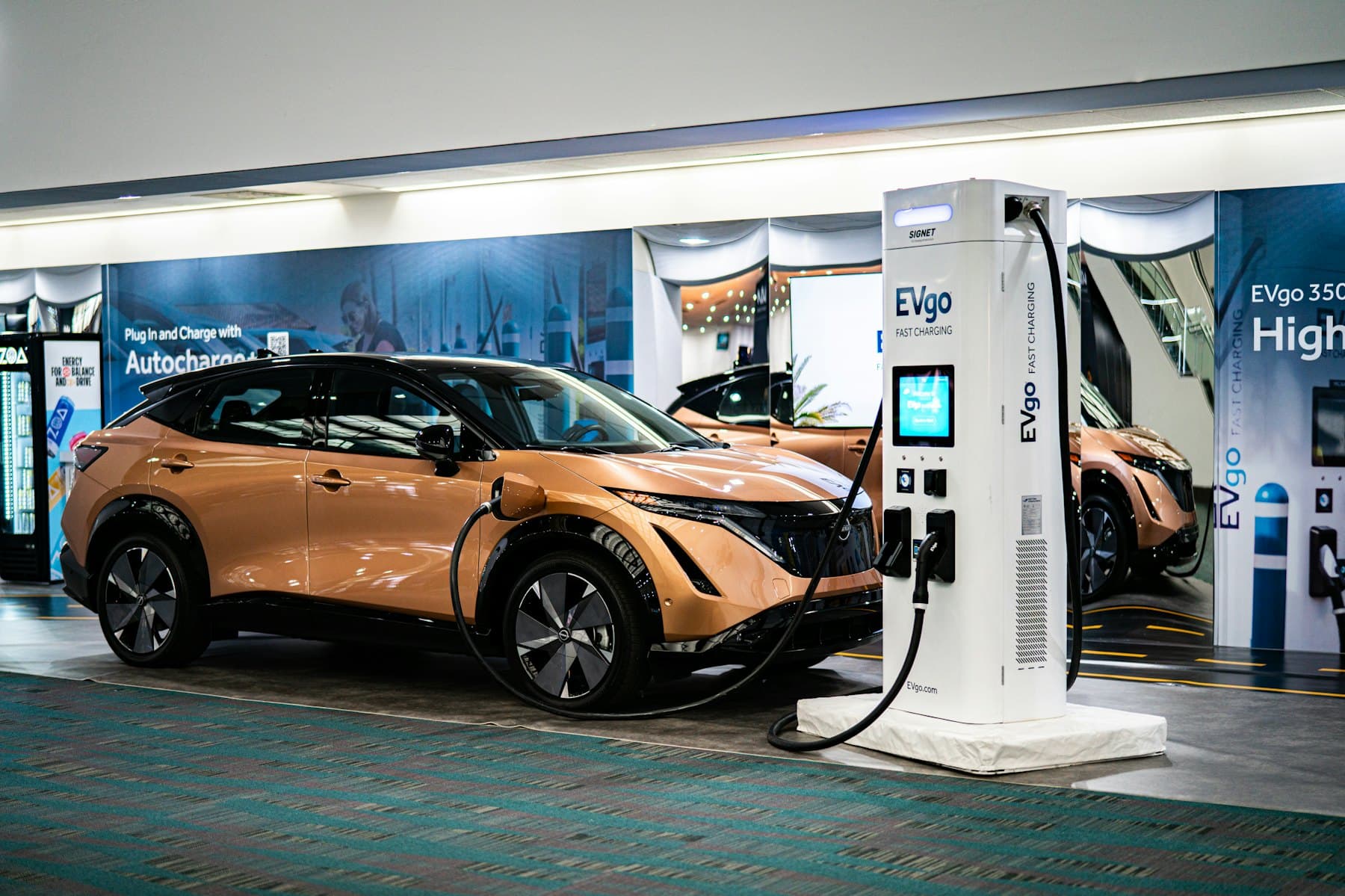 Schnellladesäule mit angeschlossenem Elektroauto