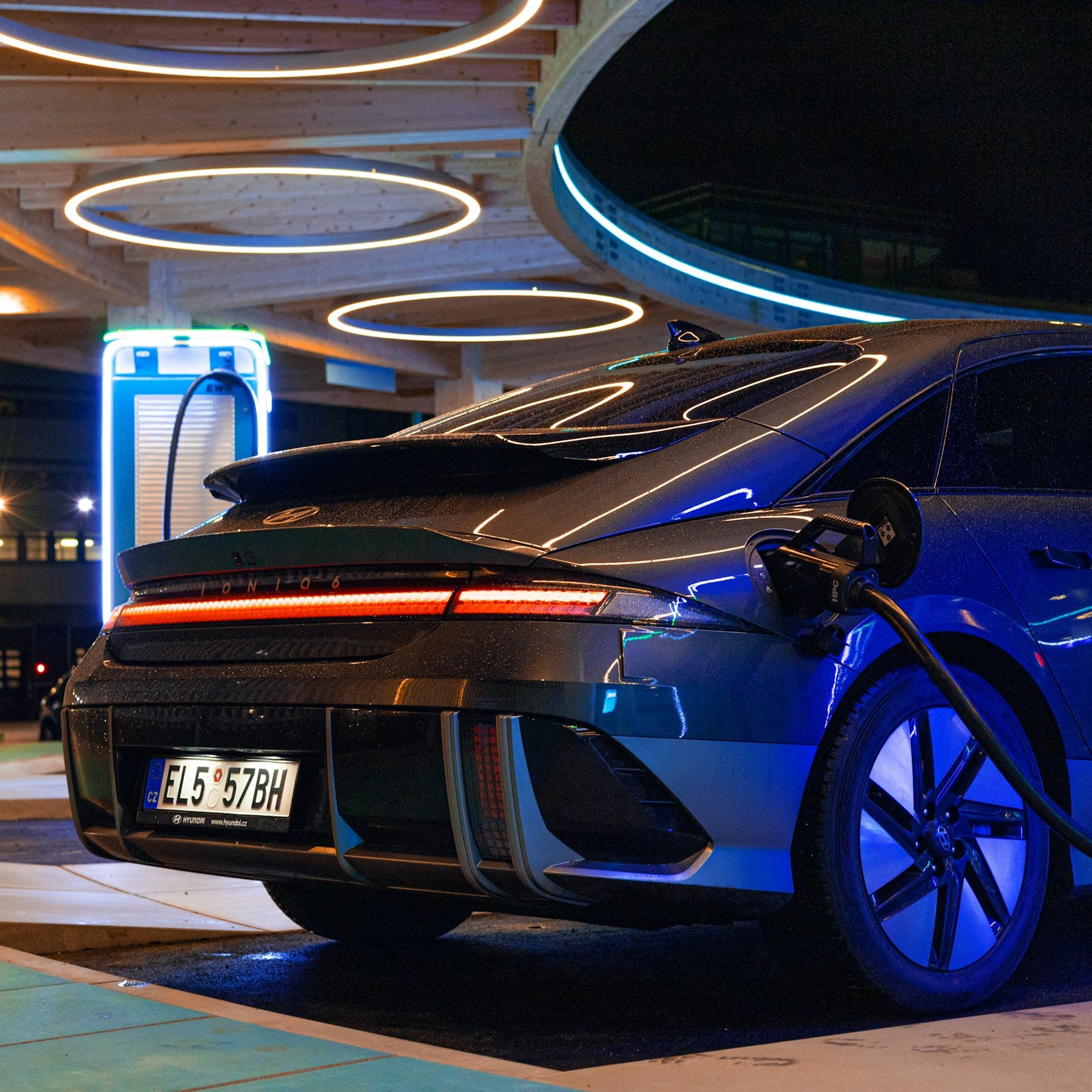 Beleuchteter Schnelllade-Hub mit Elektroauto